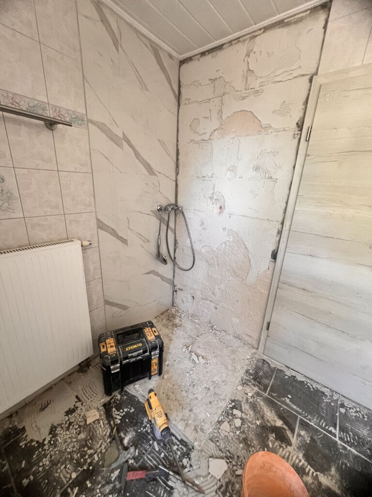 Abbrucharbeiten in einem Badezimmer -Vorbereitung
