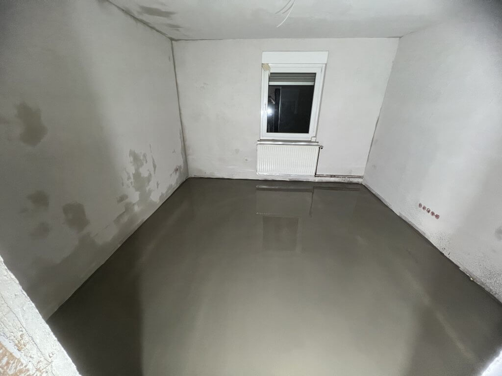 Ausgleichsmasse frisch aufgetragen