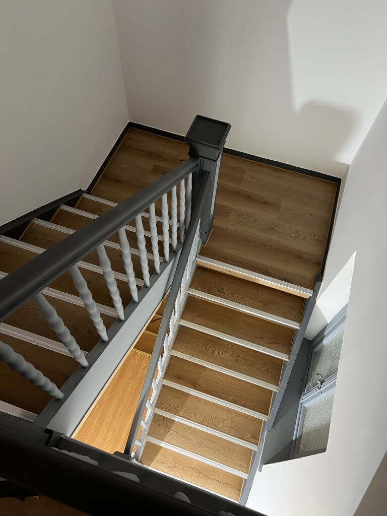 Komplett renoviertes Treppenhaus – neue Wände, Bodenbelag und Anstrich